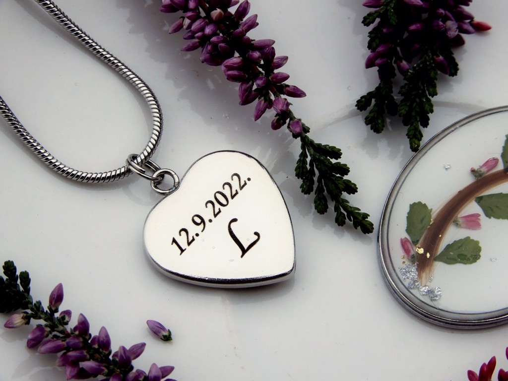Ogrlice s gravurom i pramenom kose vaše bebe